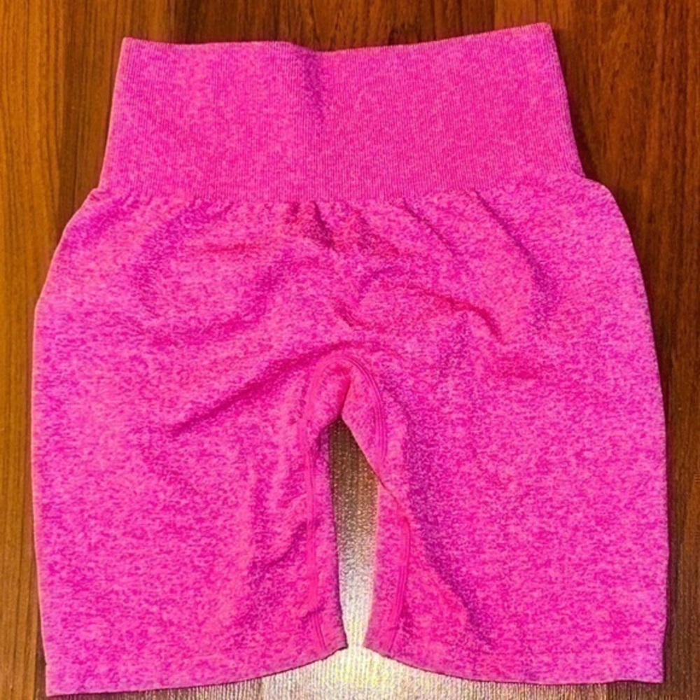 NVGTN Women’s Scrunch Seamless Bright Pink Shorts Size Small